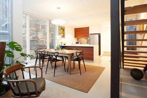 Spacious 3-Bed Family House with Courtyard in Balmain Spacious 3-Bed Family House with Courtyard in Balmain