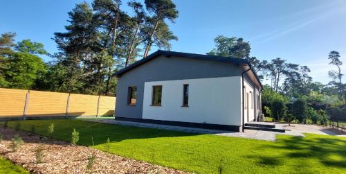 A szálláshely kívülről, KOLUMNA HOUSE dom noclegowy z sauną i balią (KOLUMNA HOUSE dom noclegowy z sauna i balia) in Lask A szálláshely kívülről, KOLUMNA HOUSE dom noclegowy z sauną i balią (KOLUMNA HOUSE dom noclegowy z sauna i balia) in Lask