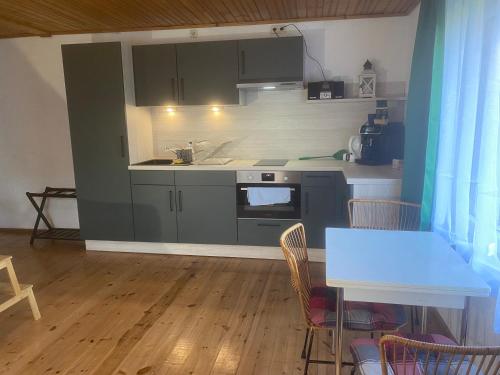 Konyha, Ruhiger und renovierter Bungalow mit großem hundefreundlichem Garten zur Alleinnutzung in Adorf/Vogtl. Konyha, Ruhiger und renovierter Bungalow mit großem hundefreundlichem Garten zur Alleinnutzung in Adorf/Vogtl.