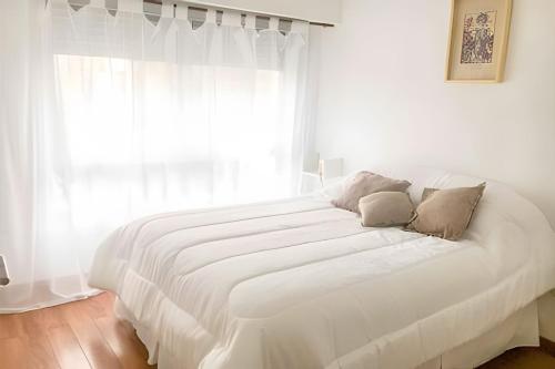 VEve V . Sun splashed apt, easy access to the city