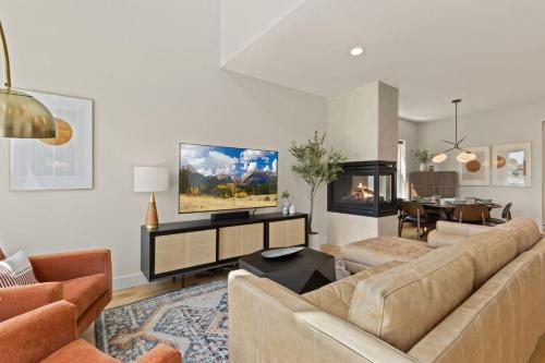 Contemporary Gem - Rooftop Deck & Private Hot Tub! in Old Town Contemporary Gem - Rooftop Deck & Private Hot Tub! in Old Town