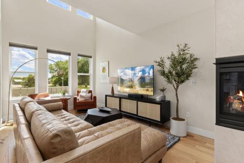 Contemporary Gem - Rooftop Deck & Private Hot Tub! in Old Town Contemporary Gem - Rooftop Deck & Private Hot Tub! in Old Town