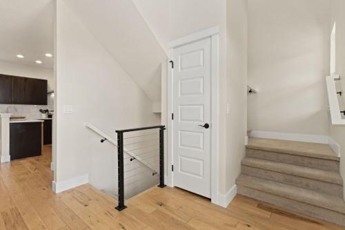 Contemporary Gem - Rooftop Deck & Private Hot Tub! in Old Town Contemporary Gem - Rooftop Deck & Private Hot Tub! in Old Town