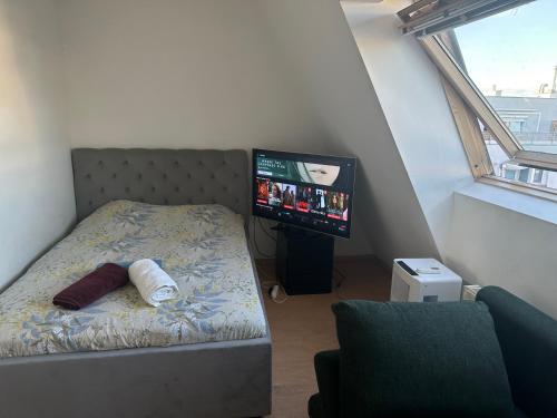 Cozy Bright Penthouse close to U1 and U6 metros