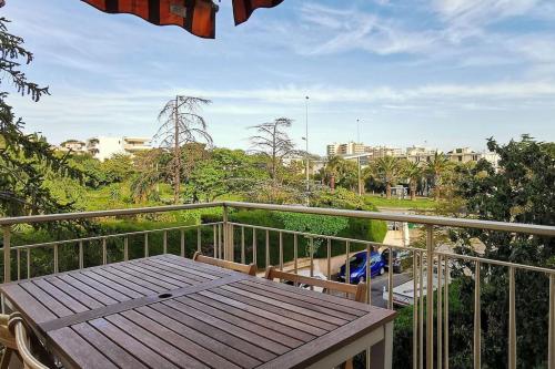 Spacieux 2 pièces avec terrasse, clim et parking