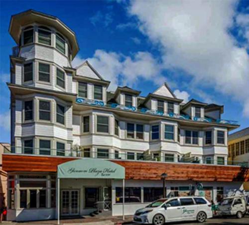 Exterior view, Glenmore Plaza Hotel in Avalon (CA) Exterior view, Glenmore Plaza Hotel in Avalon (CA)