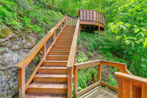 Peaceful South Holston Lake Cabin with Dock and Deck! in 弗吉尼亞州阿賓登 (VA) Peaceful South Holston Lake Cabin with Dock and Deck! in 弗吉尼亞州阿賓登 (VA)