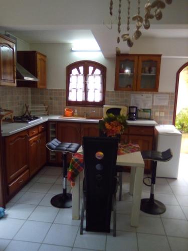 Kitchen, Studio charmant au Moule avec jardin de 35 m² et barbecue in Le Moule Kitchen, Studio charmant au Moule avec jardin de 35 m² et barbecue in Le Moule