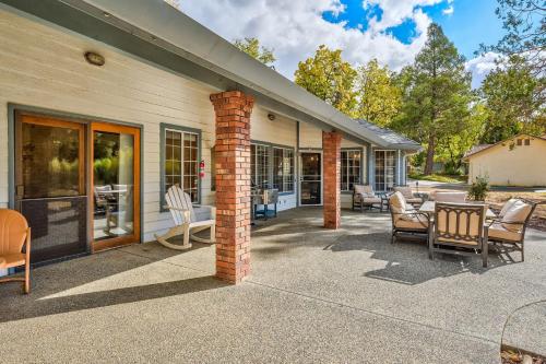 Facilities, Oak Pond Retreat Stocked pond/pool table/BBQ Grill/EV Charger in Oakhurst Facilities, Oak Pond Retreat Stocked pond/pool table/BBQ Grill/EV Charger in Oakhurst