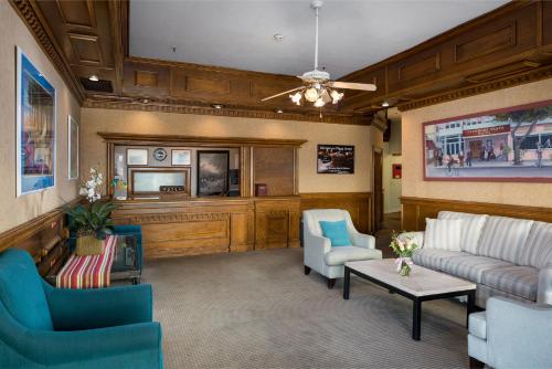 Lobby, Glenmore Plaza Hotel in Avalon (CA) Lobby, Glenmore Plaza Hotel in Avalon (CA)