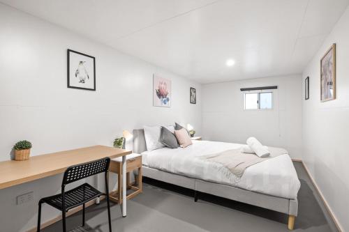 Detached Queen Room in Pymble - Serene Spot - Shared Bathroom in Upper North Shore Detached Queen Room in Pymble - Serene Spot - Shared Bathroom in Upper North Shore