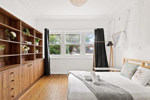 Rustic Double Room - Waterfront - Nearby Shops - Shared Bathroom in Hurstville Rustic Double Room - Waterfront - Nearby Shops - Shared Bathroom in Hurstville