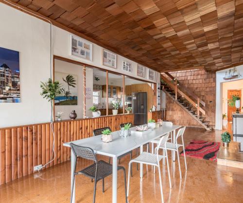 Rustic Double Room - Waterfront - Nearby Shops - Shared Bathroom in Hurstville Rustic Double Room - Waterfront - Nearby Shops - Shared Bathroom in Hurstville