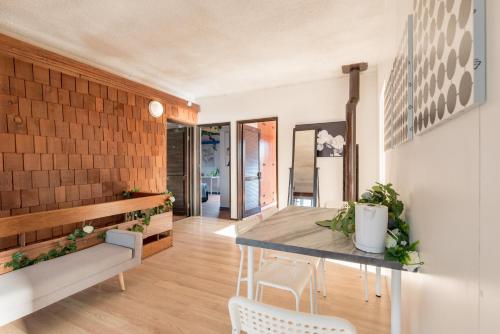 Rustic Double Room - Waterfront - Nearby Shops - Shared Bathroom in Hurstville Rustic Double Room - Waterfront - Nearby Shops - Shared Bathroom in Hurstville