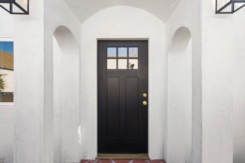 New Luxe and Stylish House with Jacuzzi Sleeps 8