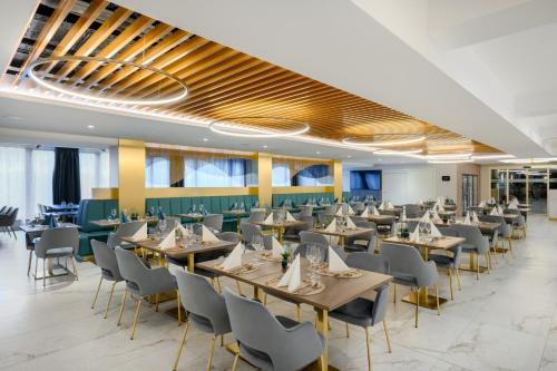 ห้องอาหาร, Kenese Bay Garden Resort & Conference in บาลาตันเคเนสเซ่ ห้องอาหาร, Kenese Bay Garden Resort & Conference in บาลาตันเคเนสเซ่