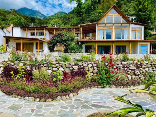 Vista exterior, Casa Mariposa San Marcos Atitlán Lakefront Retreat (Casa Mariposa San Marcos Atitlan Lakefront Retreat) in San Marcos La Laguna Vista exterior, Casa Mariposa San Marcos Atitlán Lakefront Retreat (Casa Mariposa San Marcos Atitlan Lakefront Retreat) in San Marcos La Laguna