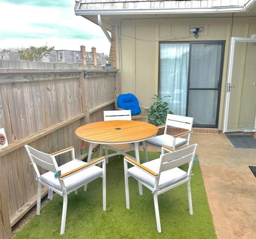 מרפסת, Welcome to Your Coastal Retreat in Kitty Hawk,NC in קיטי חוק(אן סי) מרפסת, Welcome to Your Coastal Retreat in Kitty Hawk,NC in קיטי חוק(אן סי)