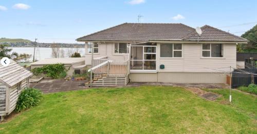 Kiwi Holiday Home with a View