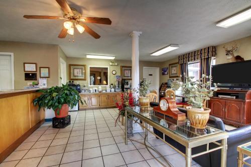 This photo about Oak Tree Inn Durant shared on HyHotel.com