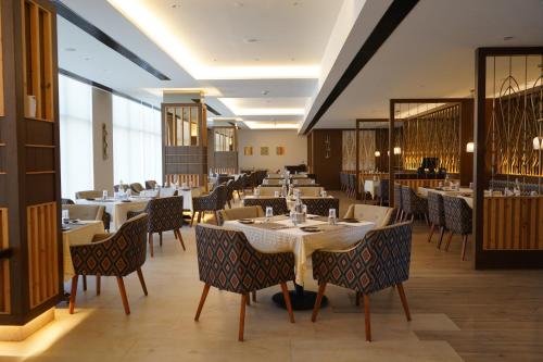 Restaurant, Hilton Garden Inn Pune Hinjawadi in Hinjawadi Restaurant, Hilton Garden Inn Pune Hinjawadi in Hinjawadi