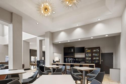 Pub/Lounge, Holiday Inn & Suites Albuquerque Airport By IHG in Albuquerque (NM) Pub/Lounge, Holiday Inn & Suites Albuquerque Airport By IHG in Albuquerque (NM)
