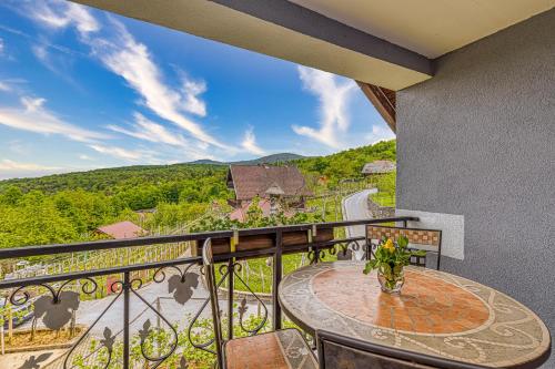 מרפסת, Vineyard Homestead Vrtin - Happy Rentals in דולנסקה טופליצ'ה מרפסת, Vineyard Homestead Vrtin - Happy Rentals in דולנסקה טופליצ'ה