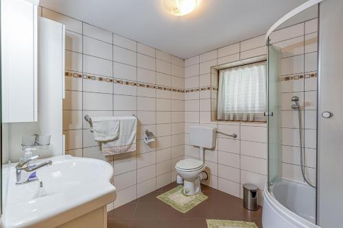 חדר אמבטיה, Vineyard Homestead Vrtin - Happy Rentals in דולנסקה טופליצ'ה חדר אמבטיה, Vineyard Homestead Vrtin - Happy Rentals in דולנסקה טופליצ'ה