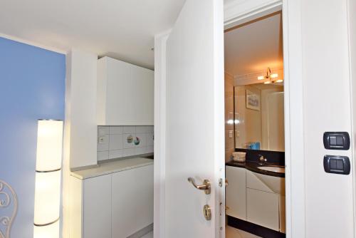 Bathroom, Monolocale fronte mare Mentone in Gorbio Bathroom, Monolocale fronte mare Mentone in Gorbio