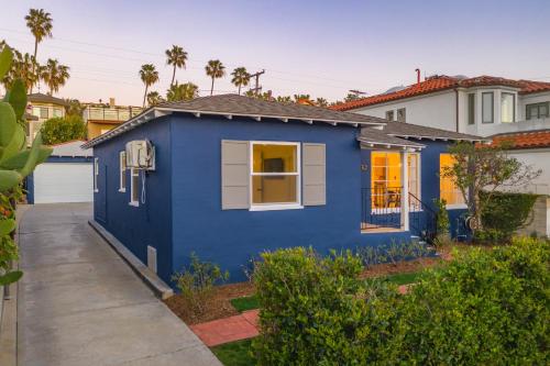 B5331 La Jolla Beach Bungalow