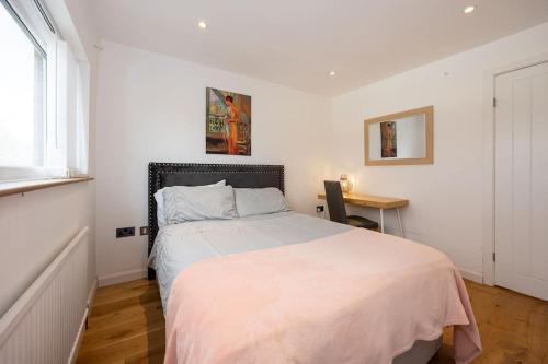 Warm spacious house, free parking, gorgeous garden