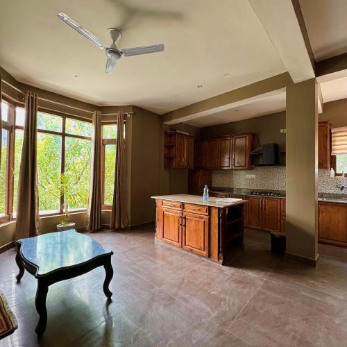 مطبخ, Aangan - 3 BHK Himalayan Luxury Villa by Mid Orchard in Larankelo مطبخ, Aangan - 3 BHK Himalayan Luxury Villa by Mid Orchard in Larankelo