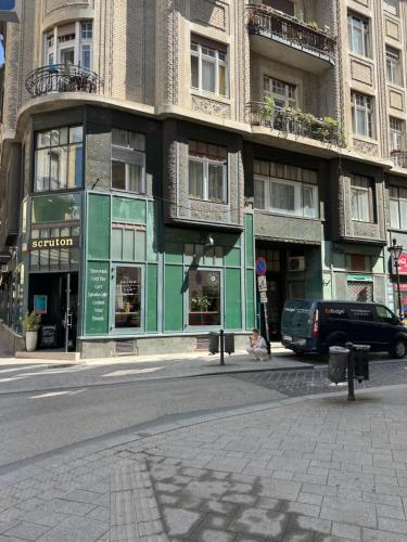 Imola's Place in Downtown Budapest by the Danube