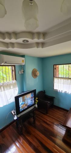 Lounge/area TV in comune, บ้านเขียมเลียบคลอง โฮมสเตย์ in Thung Yai Lounge/area TV in comune, บ้านเขียมเลียบคลอง โฮมสเตย์ in Thung Yai