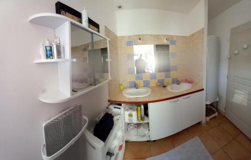 Fürdőszoba, CHAMBRE ALOEVERA in Saint-Christol Fürdőszoba, CHAMBRE ALOEVERA in Saint-Christol