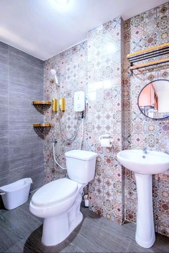 Shower, Secluded Apartment with Full Kitchen & Balcony Garden View in Liloan Shower, Secluded Apartment with Full Kitchen & Balcony Garden View in Liloan