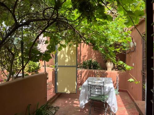 Lovely flat in nice garden in Souissi Lovely flat in nice garden in Souissi