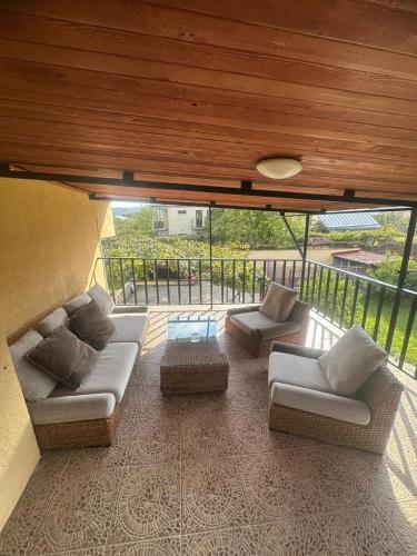 Erkély/terasz, Aragvi Riverside in Ananuri Erkély/terasz, Aragvi Riverside in Ananuri