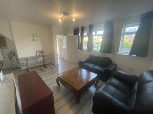 Cheerful 3 bed entire house, newly refurbished in Manchester Cheerful 3 bed entire house, newly refurbished in Manchester