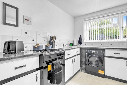 Stylish 3 bed in great location - BTA Homes Serviced Accommodation Wolverhampton in วูล์ฟแฮมตัน Stylish 3 bed in great location - BTA Homes Serviced Accommodation Wolverhampton in วูล์ฟแฮมตัน