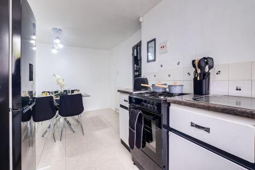 Stylish 3 bed in great location - BTA Homes Serviced Accommodation Wolverhampton in วูล์ฟแฮมตัน Stylish 3 bed in great location - BTA Homes Serviced Accommodation Wolverhampton in วูล์ฟแฮมตัน
