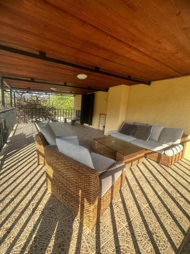 Erkély/terasz, Aragvi Riverside in Ananuri Erkély/terasz, Aragvi Riverside in Ananuri