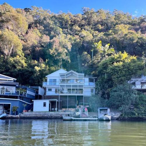 NINE at Berowra Waters, luxury waterfront with hot tub in Berowra NINE at Berowra Waters, luxury waterfront with hot tub in Berowra