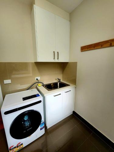 Modern Masterpiece Beautiful St Albans 4BR Home in St Albans Modern Masterpiece Beautiful St Albans 4BR Home in St Albans