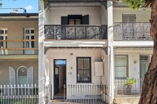 Exterior view, Ideal Location 3 bdr Paddo Terrace Parking & Pets in Paddington Exterior view, Ideal Location 3 bdr Paddo Terrace Parking & Pets in Paddington