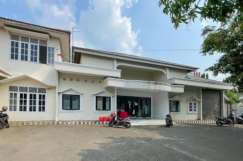Exterior view, RedDoorz Plus @ Hotel Putrajaya in Majalengka Exterior view, RedDoorz Plus @ Hotel Putrajaya in Majalengka