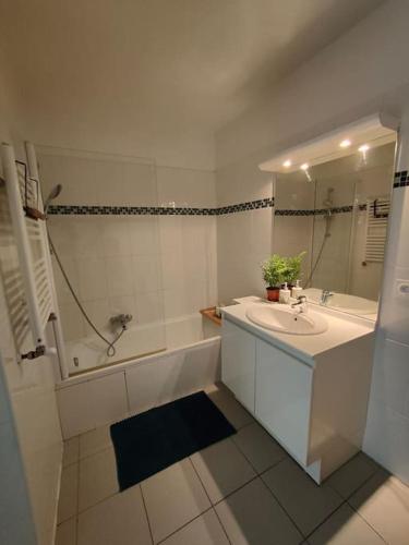 Bathroom, Bright & calm sea-view apartment in La Fontonne Bathroom, Bright & calm sea-view apartment in La Fontonne