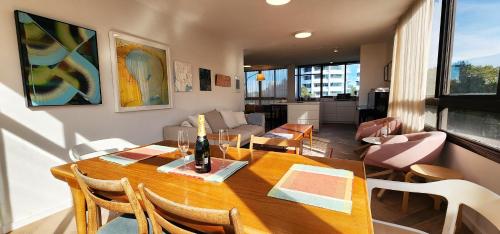 93m² 2 spavaća soba, 2 privatna kupaonica Apartman u Darling Point
(Beautiful harbour views, stylish apartment) in Darling Point 93m² 2 spavaća soba, 2 privatna kupaonica Apartman u Darling Point
(Beautiful harbour views, stylish apartment) in Darling Point