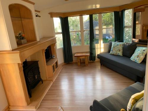 Közös társalgó / TV, Postwood Gardens Country Cabins in Kentisbeare Közös társalgó / TV, Postwood Gardens Country Cabins in Kentisbeare