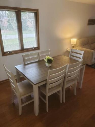 Nautical Splash Pad Spacious 3bdrm Cedar Hot tub Wifi Hulu DisneyPlus Coffee Espresso Bar in 威斯康星州拉辛 (WI) Nautical Splash Pad Spacious 3bdrm Cedar Hot tub Wifi Hulu DisneyPlus Coffee Espresso Bar in 威斯康星州拉辛 (WI)